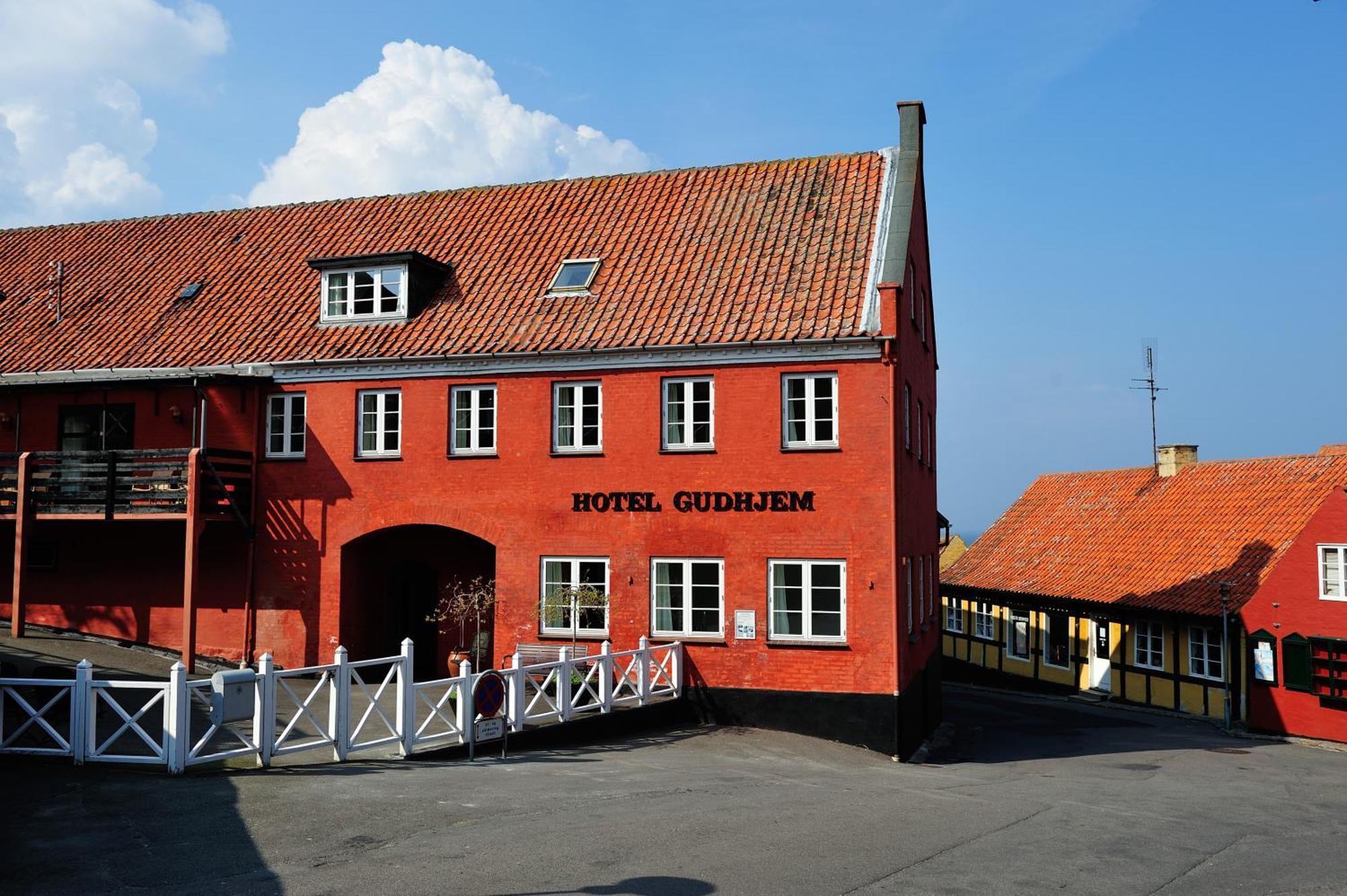 Hotel Gudhjem Exterior foto